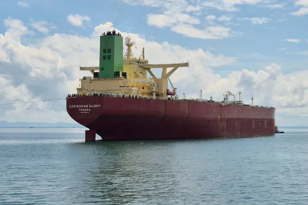 سفينة تحمل العلم البنمي تُحمّل النفط الخام في وحدة تحميل الناقلات في خليج موروسكويلو - كولومبيا (رويترز)