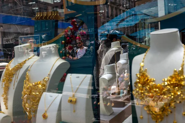 عرض مجوهرات ذهبية في نافذة محل بمانهاتن (رويترز)