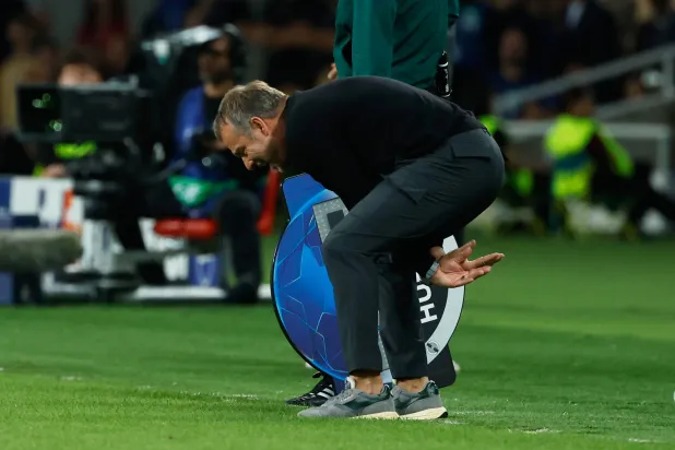 فليك غاضب من لاعبي برشلونة (أ.ب)