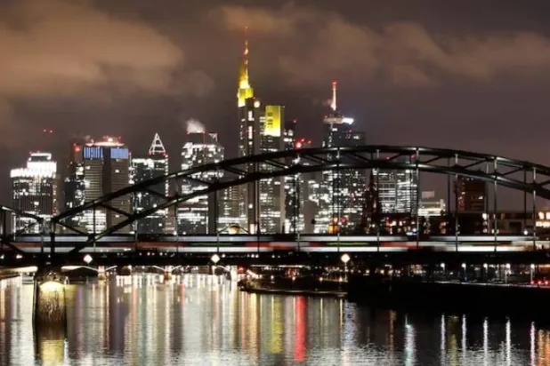 أفق مدينة فرنكفورت الألمانية (رويترز)