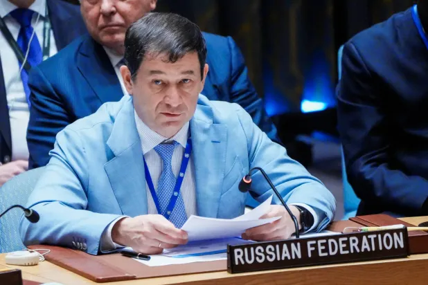 نائب سفير روسيا لدى الأمم المتحدة دميتري بوليانسكي خلال جلسة لمجلس الأمن قبيل التصويت على قرار روسي-صيني لتأجيل إعادة فرض العقوبات على إيران 6 أشهر 26 سبتمبر 2025 (رويترز)