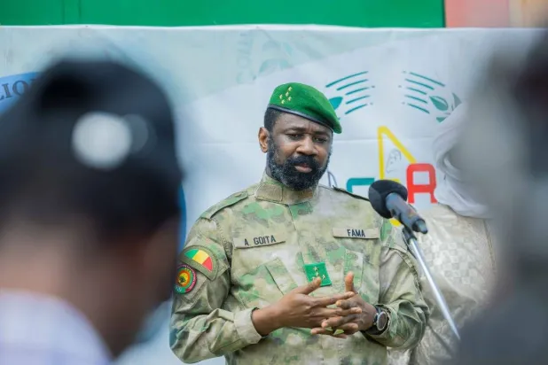 المجلس العسكري الحاكم يرفع شعار «الحرب» في وجه «القاعدة» رغم أنه تبادل معها الرهائن مرات عدة (رئاسة مالي)