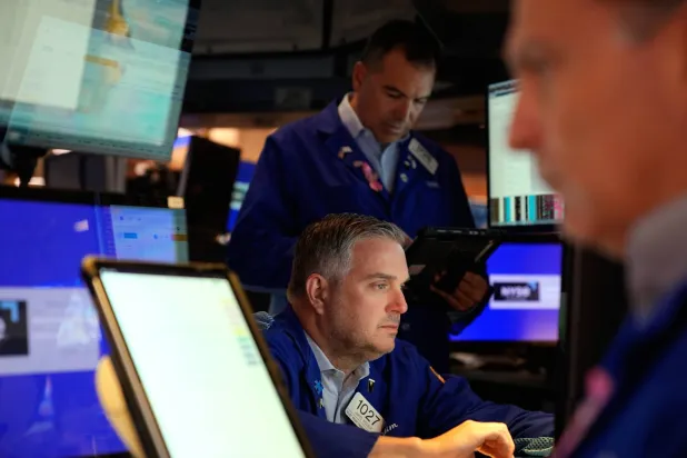 متداولون يعملون في بورصة نيويورك (أ.ب) 