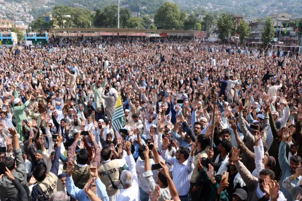 تجمُّع أنصار لجنة العمل المشتركة لعوامي لحضور جنازة متظاهر قُتل خلال اشتباكات عنيفة مع قوات الأمن بمظفر آباد عاصمة الشطر الباكستاني من كشمير في 2 أكتوبر 2025 (إ.ب.أ)