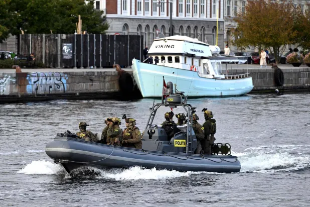 الشرطة في قواربها المائية لحراسة المكان (أ.ف.ب)