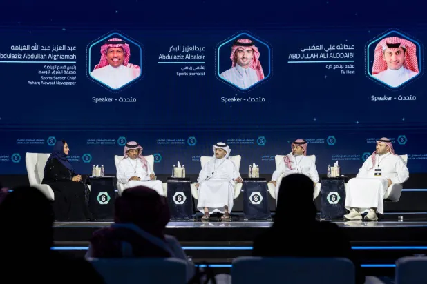 جانب من الجلسة الحوارية التي أقيمت ضمن مؤتمر القانون السعودي (الشرق الأوسط)