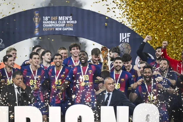 لاعبو برشلونة لحظة تتويجهم باللقب (إ.ب.أ)