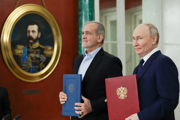 الرئيس الروسي فلاديمير بوتين والرئيس الإيراني مسعود بزشكيان يحضران حفل توقيع اتفاقية «الشراكة الاستراتيجية الشاملة» بين البلدين في الكرملين بموسكو يوم 17 يناير 2025 (رويترز)