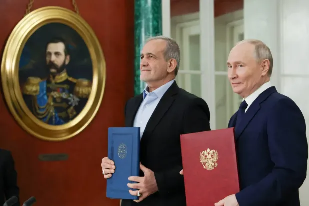 Rusya Devlet Başkanı Vladimir Putin ile İran Cumhurbaşkanı Mesud Pezeşkiyan, 17 Ocak 2025'te Kremlin'de iki ülke arasında "kapsamlı stratejik ortaklık" anlaşmasının imza töreninde, (Reuters)