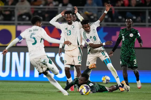 جانب من مباراة السعودية ونيجيريا (أ.ب)