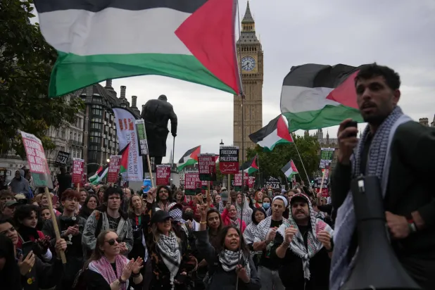 وزيرة بريطانية تشعر بخيبة أمل لخروج احتجاجات مؤيدة للفلسطينيين بعد هجوم الكنيس اليهودي