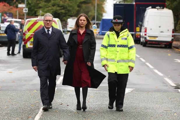 رئيس الوزراء البريطاني كير ستارمر وزوجته فيكتوريا يلتقيان ضباط الشرطة خلال زيارتهما موقع هجوم كنيس مانشستر... 3 أكتوبر 2025 (رويترز)