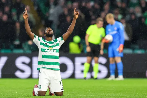 كيليتشي إيهياناتشو يحتفل بالتسجيل لسيلتيك قبل إلغاء الهدف (إ.ب.أ)