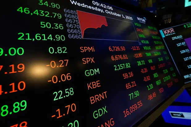 شاشات تعرض معلومات مالية في قاعة بورصة نيويورك (أ.ب)