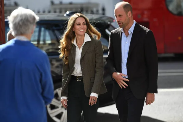 الأمير البريطاني ويليام يسير إلى جانب زوجته كيت ميدلتون (رويترز)