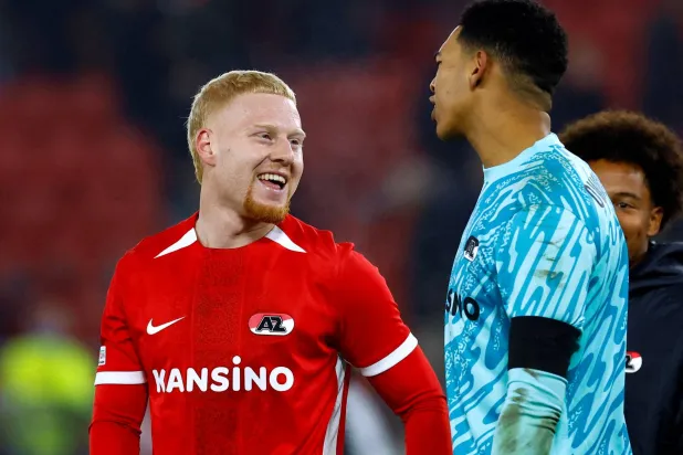 ميكس ميردينك (يسار) استُدعي لتشكيلة هولندا لأول مرة (رويترز)