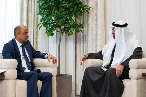 الشيخ محمد بن زايد مستقبلاً سالم بن بريك في أبو ظبي (أ.ف.ب)