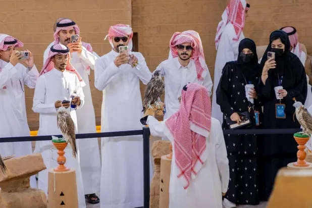إقبال كبير شهدته الساعات الأولى لانطلاق المعرض (معرض الصقور والصيد السعودي)