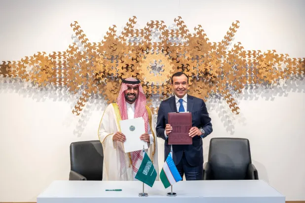 الأمير بدر بن عبد الله بن فرحان ونزاربيكوف أوزودبك أحمدوفيتش بعد توقيع مذكرة التفاهم (الثقافة السعودية)