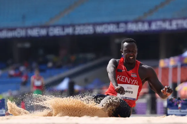 لاعب قوى كيني خلال إحدى المنافسات الدولية (رويترز)