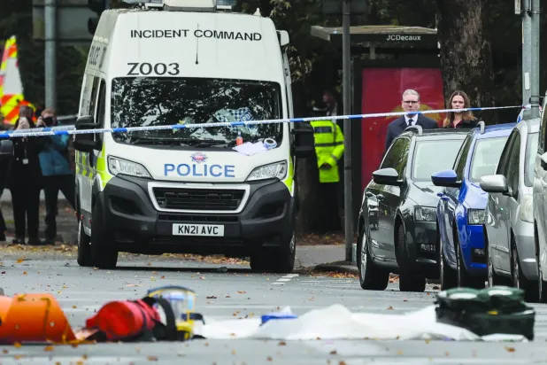 
رئيس الوزراء البريطاني كير ستارمر وزوجته فيكتوريا يزوران موقع هجوم كنيس مانشستر أمس (رويترز)