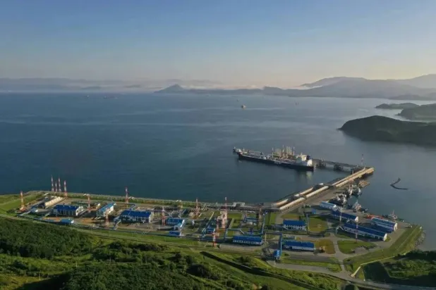 محطة «كوزمينو» للنفط الخام على شاطئ خليج ناخودكا الروسي (رويترز)