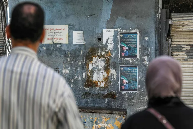 ملصق دعائي للسوري الأميركي هنري حمرة أول يهودي يرشح نفسه لعضوية مجلس الشعب منذ عقود (أ.ف.ب)