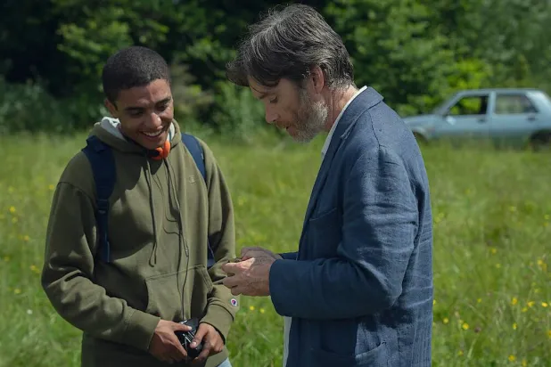 كيليان مورفي بدور المعلم ستيف الذي يقدم الدعم للطالب شاي وزملائه (نتفليكس)