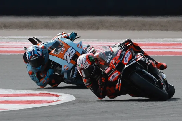 ماركو بيتسيكي متسابق فريق أبريليا يتصدر سباق السرعة في إندونيسيا (إ.ب.أ)