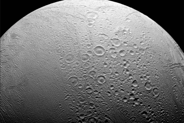 تحت جليد «إنسيلادوس» يختبئ محيط قد يحمل مفاتيح الحياة (رويترز)