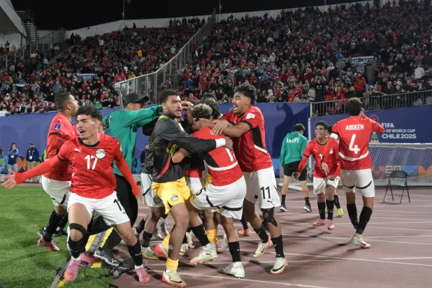 فرحة لاعبي منتخب مصر بالفوز القاتل على تشيلي (أ.ف.ب)