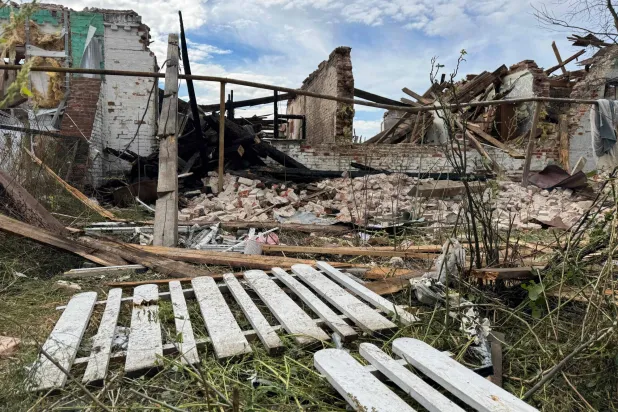 مبنى سكني متضرر إثر هجوم بطائرة روسية من دون طيار في منطقة سومي الأوكرانية (أ.ف.ب)
