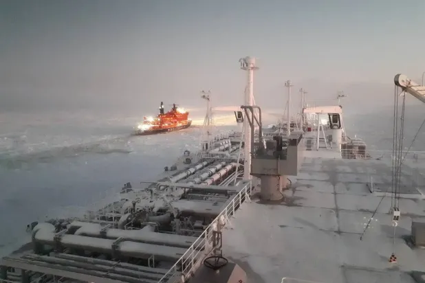 سفينة شحن تعبر الممر الملاحي بالقطب الشمالي (المنتدى الاقتصادي العالمي)