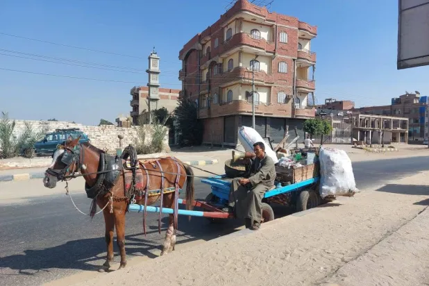 تاجر «الروبابيكيا» عصام خضر متمسّك بنداءات المهنة التقليدية (الشرق الأوسط)