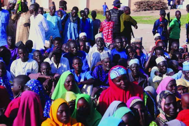 ينتظر الأشخاص المتضررون من هجوم «بوكو حرام» وصول حاكم ولاية بورنو باباجانا زولوم إلى دار الجمال... نيجيريا السبت 6 سبتمبر الماضي (أ.ب)