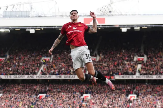 فرحة بنيامين سيسكو بهدف تعزيز الفوز على سندرلاند (د.ب.أ)