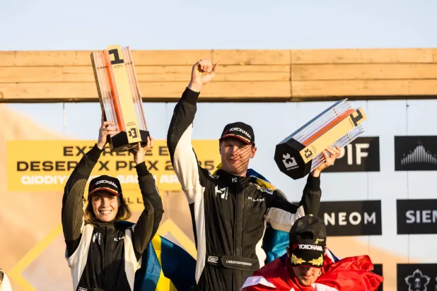 الفريق السويدي لحظة التتويج (الشرق الأوسط)