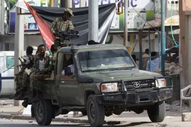 عناصر أمن في مقديشو بعد هجوم إرهابي (أ.ف.ب)