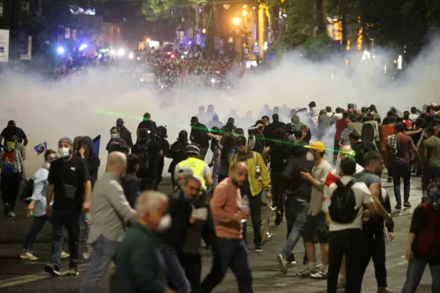 الشرطة الجورجية تطلق الغاز المسيل للدموع على متظاهرين حاولوا اقتحام القصر الرئاسي