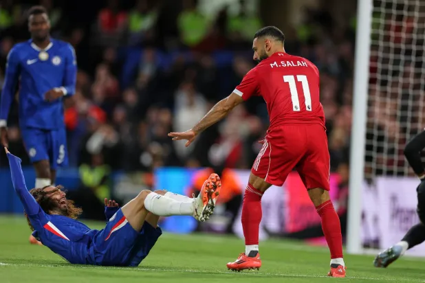 كوكوريلا يتعرض للسقوط بعد اصطدام مع صلاح (أ.ب)