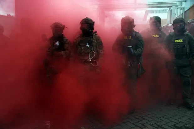 قوات أمن أميركية تواجه متظاهرين في مدينة بورتلاند بولاية أوريغون (أ.ف.ب)