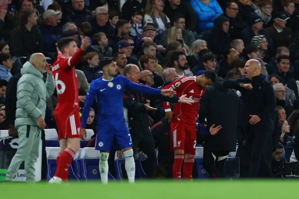 سلوت خلال تفاعله مع مُجريات اللقاء المتوترة (رويترز)