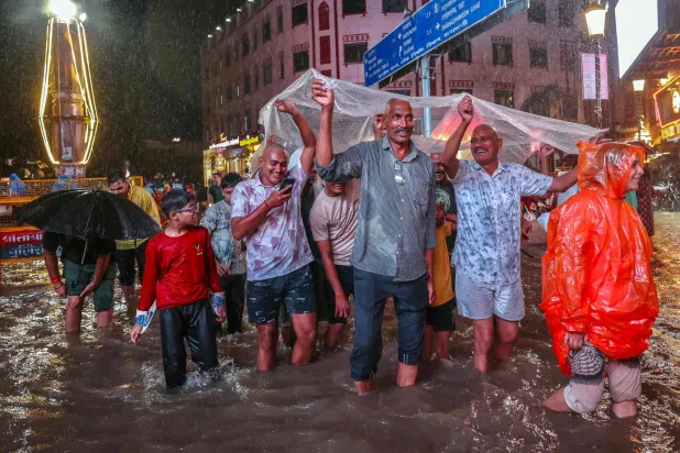 60 قتيلاً على الأقل بانزلاقات أرضية في نيبال وشمال شرق الهند