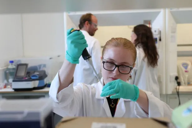 العلماء طوّروا أدمغة بشرية صغيرة لتشغيل أجهزة كمبيوتر تعمل بالخلايا الحية (أرشيف-رويترز)