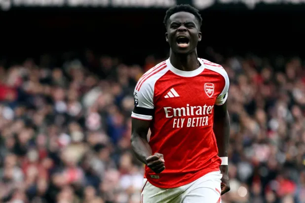 ساكا تمكن من الاحتفال بظهوره رقم 200 في الدوري الإنجليزي عبر تسجيل هدف (رويترز)