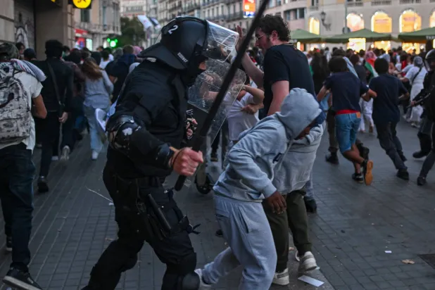 اشتباكات بين الشرطة والمتظاهرين خلال مظاهرة تضامنية مع فلسطين في برشلونة (د.ب.أ)