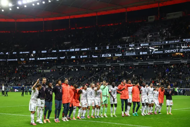 يحتفل بايرن ميونيخ بسجله القياسي من الانتصارات برحلته السنوية (رويترز)