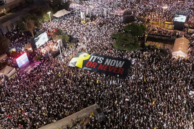 صورة جوية لمظاهرات نظمتها عائلات الرهائن الإسرائيليين لدى «حماس» للمطالبة بالإفراج عنهم قبيل الذكرى الثانية لـ7 أكتوبر (رويترز)