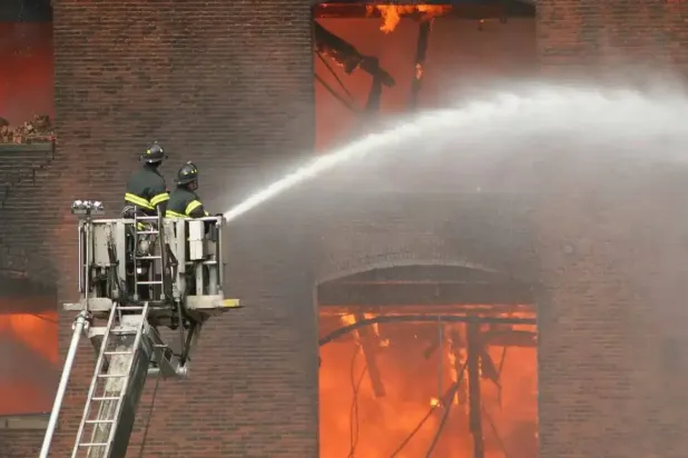 الحرائق تتسبب سنوياً في آلاف الوفيات وخسائر بمليارات الدولارات (جامعة نيويورك)