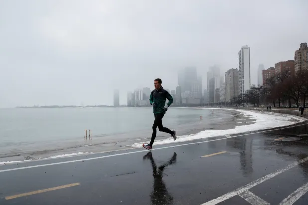 رجل يمارس رياضة الركض أمام أحد الشواطئ (رويترز)